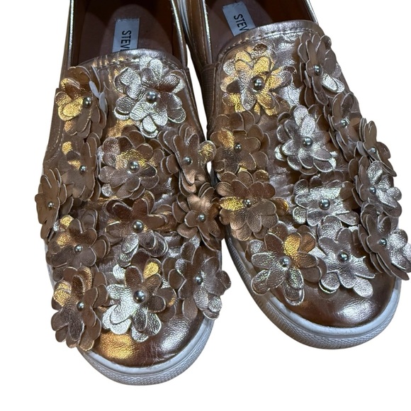 Steve Madden Rose Gold Metallic Flower Sneakers Size 7.5 flats slip on shoes - Picture 2 of 10